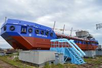 Ground-lifting self-propelled scow 