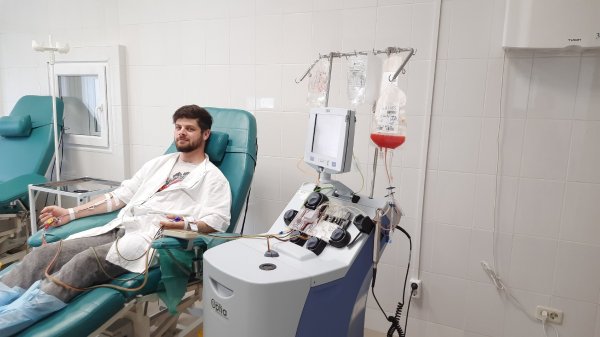 Сотрудник Онежского судостроительно-судоремонтного завода Евгений Митянин награжден медалью  Федерального медико-биологического агентства России за «За содействие донорскому движению»