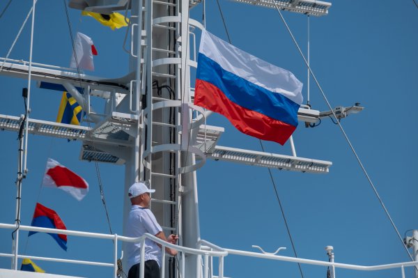 На головном краболове, переданном Онежским судостроительно-судоремонтным заводом Группе компаний «Русский Краб»,  поднят флаг России